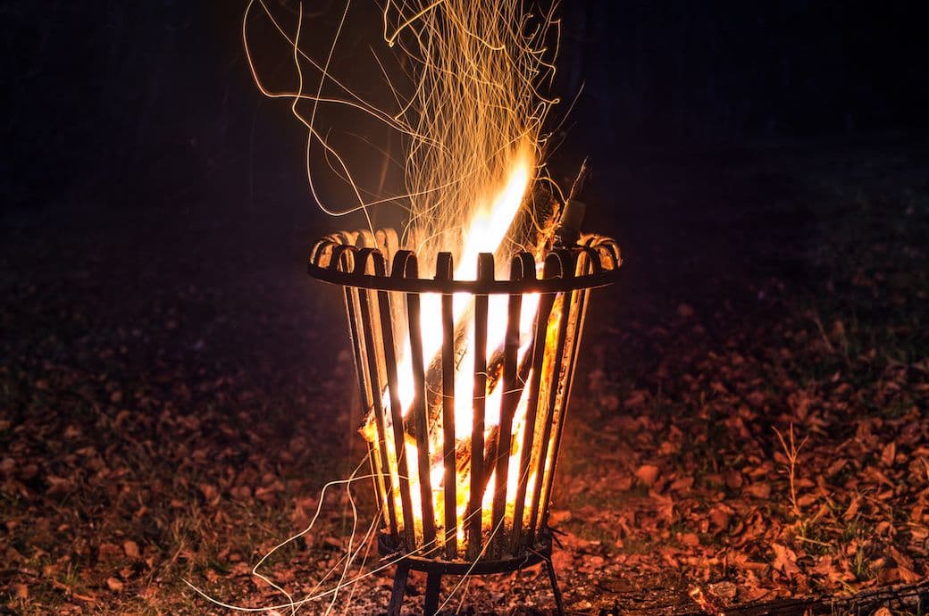 Firelight Serenade: Feuerkorb Melodies
