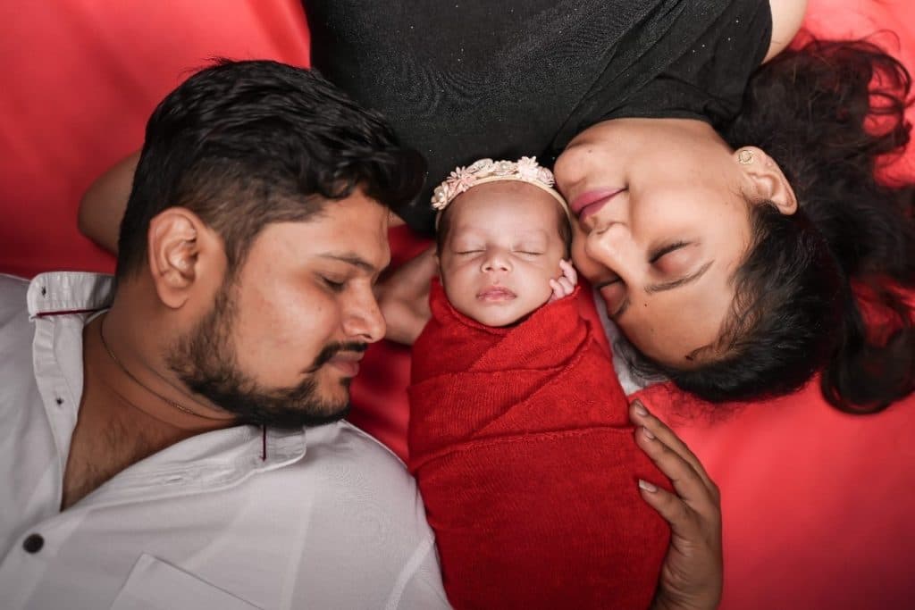 Kleine Händchen, große Gefühle – dein Newborn Fotoshooting