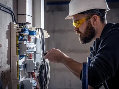 DGUV V3 Prüfung für mobile Arbeitsplätze: Das ist wichtig