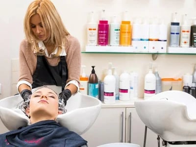 Mehr Entspannung geht nicht: Friseur Waschbecken mit Massage