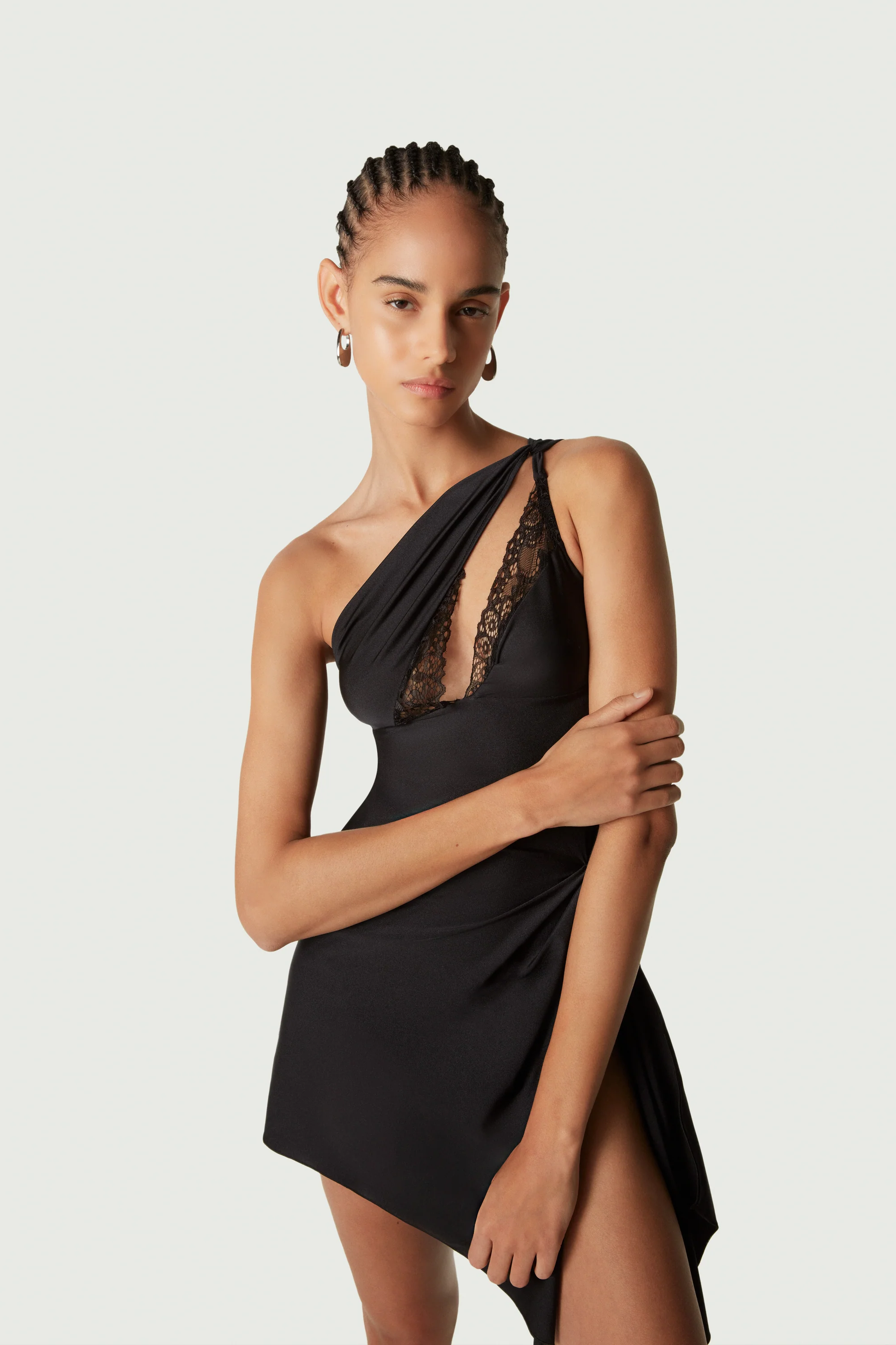 Verführen Sie mit Stil: Das Schwarze Minikleid „Linda“
