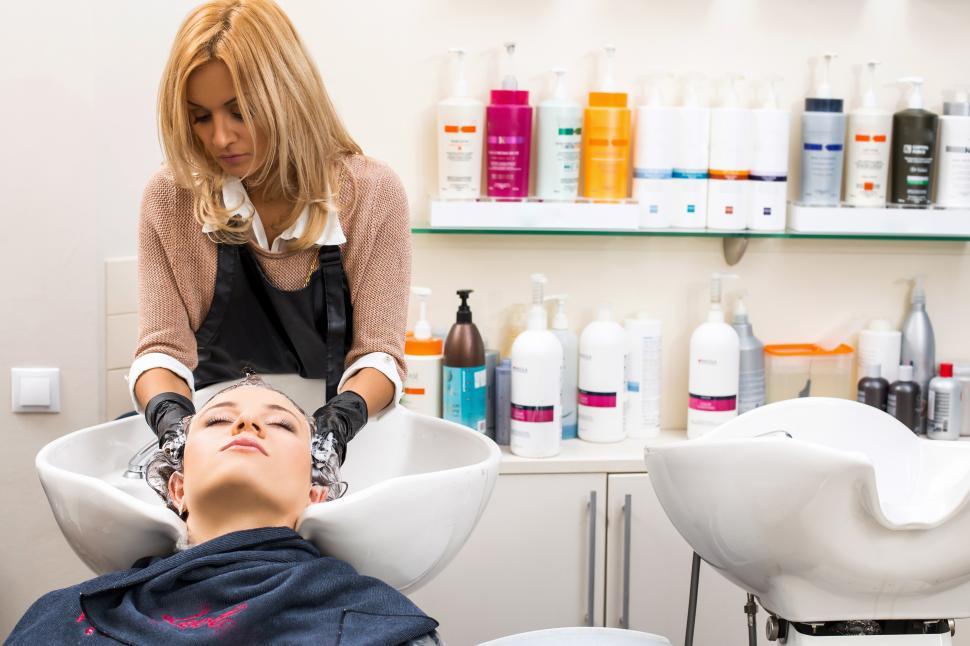 Mehr Entspannung geht nicht: Friseur Waschbecken mit Massage