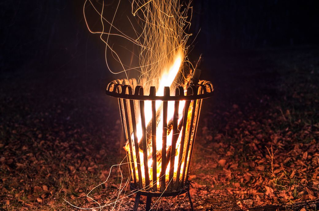 Firelight Serenade: Feuerkorb Melodies