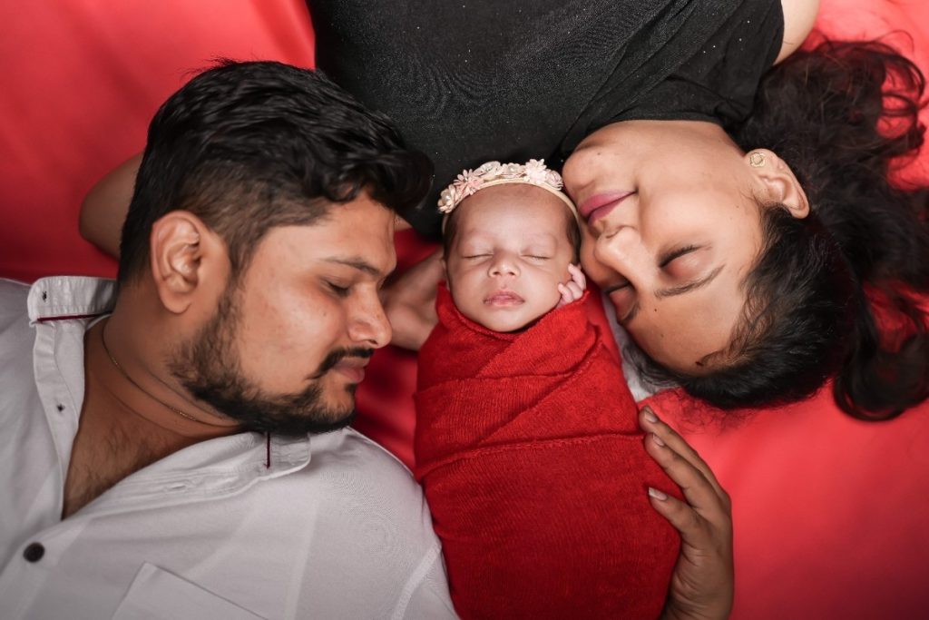 Kleine Händchen, große Gefühle – dein Newborn Fotoshooting