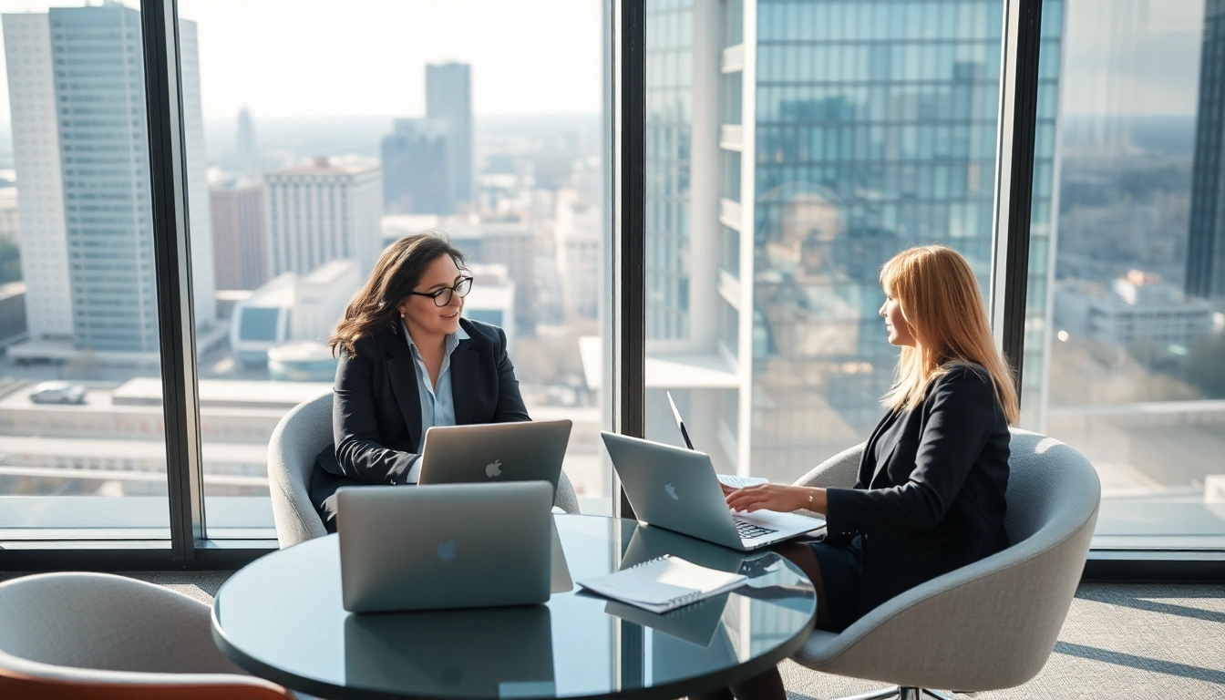 Visualisieren Sie professionelle Fachkräfte, die über Personalvermittlung in einem modernen Büro diskutieren und Ideen austauschen.