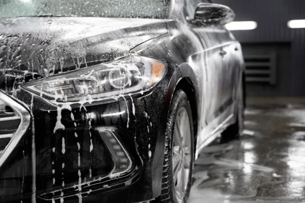 Wie PPF Frontschutz MĂŒnchen Ihr Auto vor SteinschlĂ€gen und Insekten schĂŒtzt